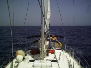  Mann mit gelbem T-Shirt segelt im Meer 